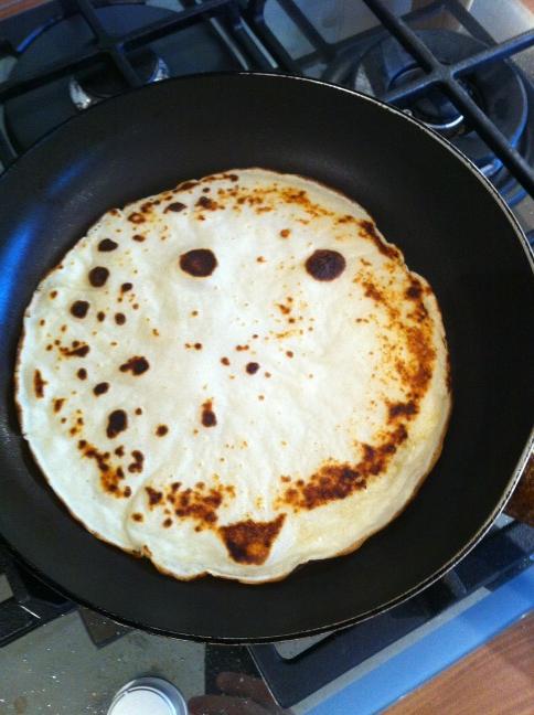 PareidoliaPics's tweet photo. RT @elwookster: Cheeky pancake sticking its tongue out! @PareidoliaPics http://t.co/nFxPXC22