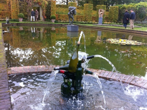 Wijnfontein in Eelder Eden. Wie verandert water in wijn?