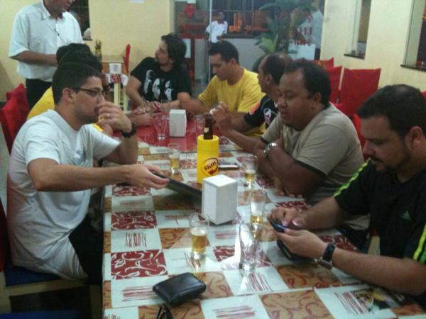 glebsoncasanova's tweet photo. Galera da U2 ELEVATION no jantar http://t.co/1gC2PkFs