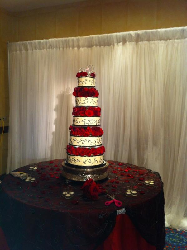sicakes's tweet image. Just finished 2 wedding set ups....here is one