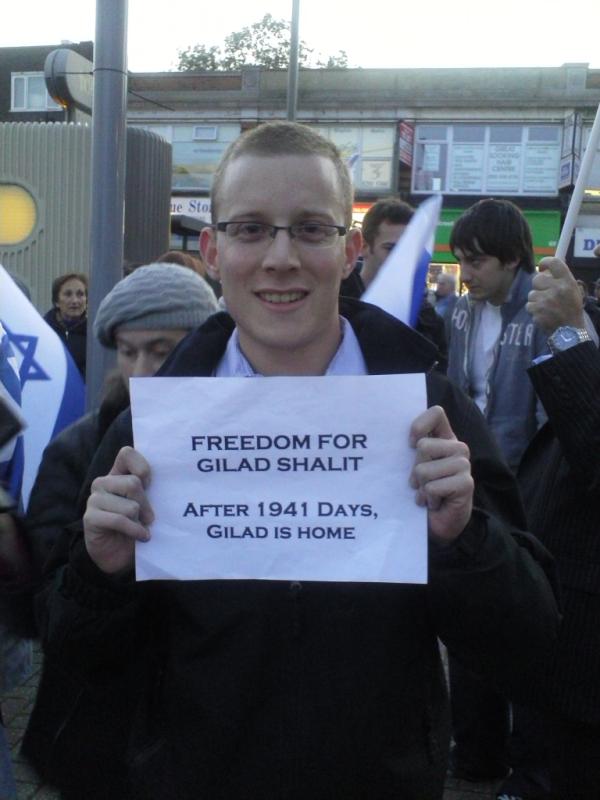 FacesForGilad's tweet photo. Another face celebrating Gilad's freedom #facesforfreedom @fzy #giladshalit http://t.co/lvyjeMZ2