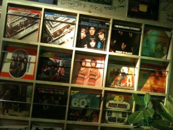 RhythmCafeTokyo's tweet photo. ちなみに次回のリズムカフェ「昭和歌謡ナイト」は11/3(木）です！！
DJになんとアメリカ人のジャスティン（昭和歌謡かけます！）and more...
が楽しく盛り上げてくれます！！いまからスケジュールに入れておいてくださ～い！！ http://t.co/usTwvub5