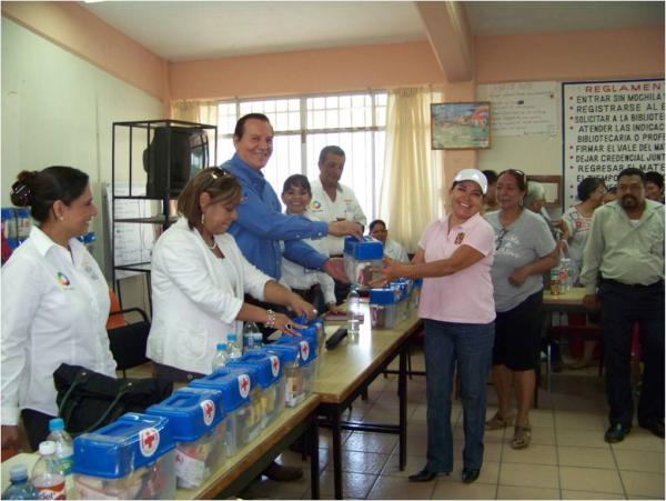 IsssteJornadasC's tweet image. La Delegación ISSSTE Jalisco entregó 600 botiquines a damnificados en Cihuatlán durante su visita a la Región Costa Sur