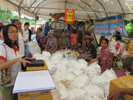 InterWater's tweet image. เมื่อวันพุธที่ 19 ต.ค. 54 คณะบ.อินเตอร์ วอเตอร์ทรีทเม้นท์และกัลยาณมิตรได้เดินทางไปมอบอาหาร น้ำดื่มให้ผู้ประสบภัยน้ำท่วม