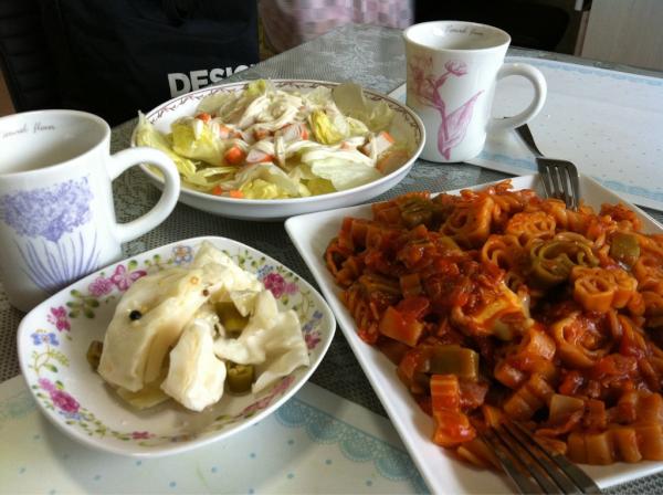 iamzyni's tweet photo. 오늘 점심은 동물모양 스파게티 ㅎ
거북이랑 기린이랑 사자랄 코끼리랑 ㅎ
거북이 한입! 샐러드 한입 ㅎ http://t.co/JdUIhjlh
