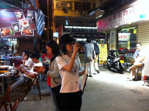wenyunchao's tweet photo. 香港城管在执法 http://t.co/q6ltj0LS
