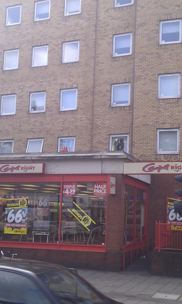PriorityRiskLtd's tweet photo. Interesting approach to working at height and hot works #osh #safety http://t.co/nUHpLUIZ