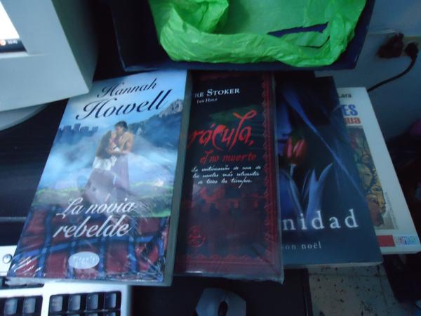 Amafle's tweet photo. Y llego @ServientregaCol con una caja a mi nombre y en ella estaban estos tesoros enviados por @Andreita180 y @LaLiScg http://t.co/mKoEaaNF