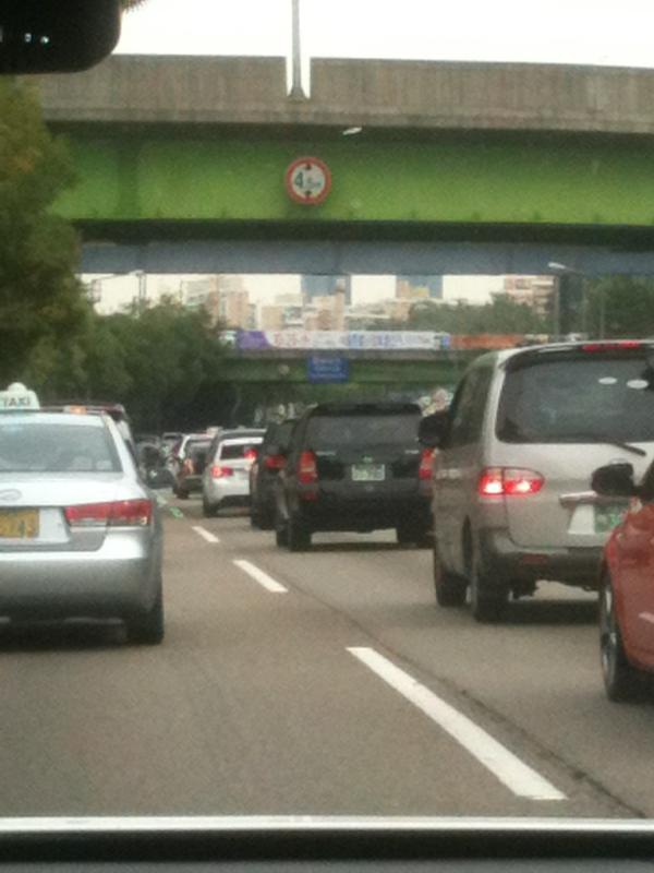 win2005's tweet image. 올림픽대로 김포에서 강동방향 엄청 밀려요! 이왕이면 강변북로를 이용하심이 좋을듯...