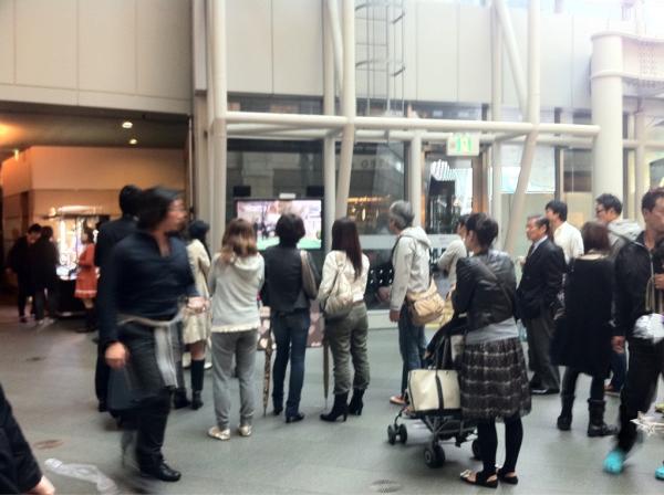 roppongihillsCH's tweet photo. OCTOBER FILM CHANNELのモニターの前には大勢の人が！グリーンカーペット、大注目です！携帯ワンセグも
どうぞ！http://t.co/X3a4U1pn http://t.co/jw3xUPuU