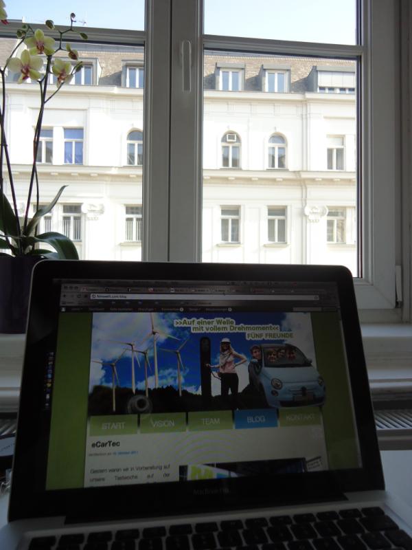 jessiesch's tweet photo. während die @5_Freunde in Berlin über die Autobahn jagen, arbeite in in Wien am finalen Projekt #ArtofEmobility http://t.co/6u8SXdqc