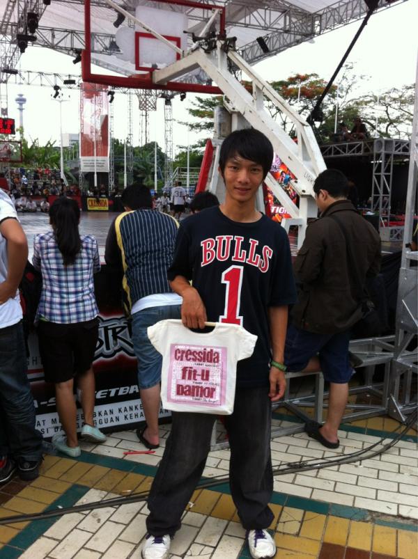 LAZoneid's tweet photo. Ini dia yg #BeraniEnjoy nerima tantangan MC untuk menangin merchandise LA Lights . Congratz bro ! http://t.co/uxP79bdT