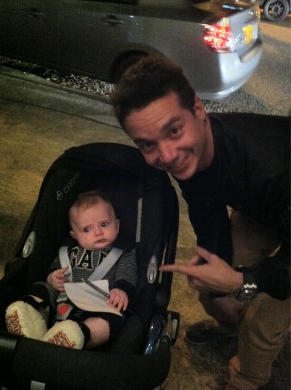 JBALVIN's tweet photo. Este es el niño mas pequeño que me ha pedido un autógrafo jejej http://t.co/VctdBgWv