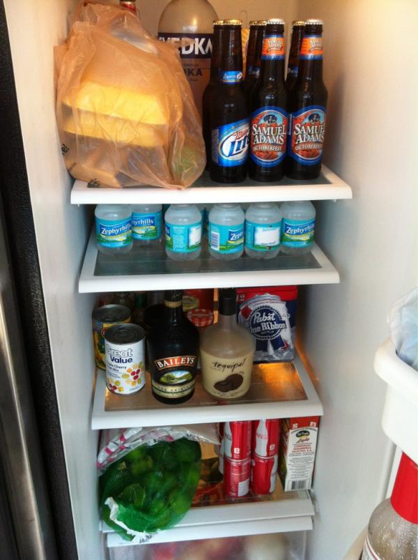 AlexanderOrue's tweet image. The fridge is holding the arsenal for tomm game..#tailgatingprep @GNap886