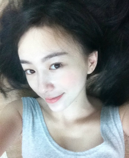 JDalong's tweet photo. 자다 깨서 셀카질...용감한 나. http://t.co/BsPmZD8y