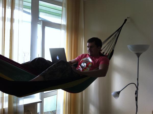 webarter's tweet image. Ищу подставку под Mac на гамак