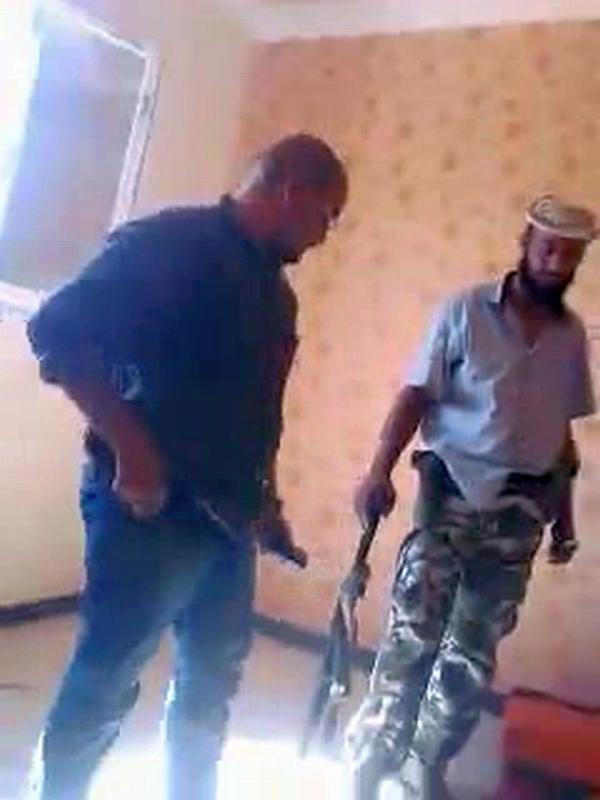 Alokla's tweet photo. Def the most interesting guy on the video, had sophisticated camera and made closeups of #Mutassim, prob CIA etc #libya http://t.co/O02MYxLI