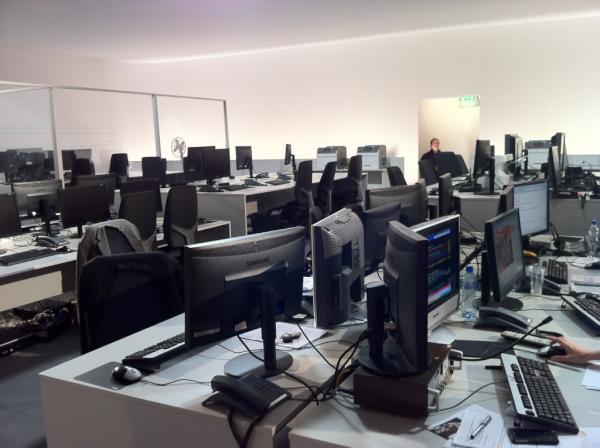 srfnews's tweet photo. Das Wahlstudio leert sich. Auf http://t.co/gwNiYzA5 folgen weitere Analysen. #ew11 http://t.co/07TqAEqp