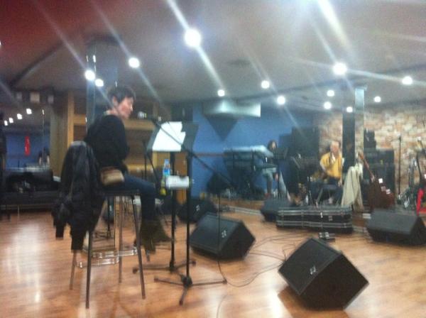 phose's tweet photo. 윤복희 콘서트 여러분 리허설 중 @ Sun studio http://t.co/igiuQcGv