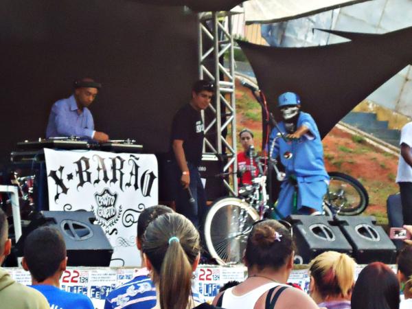 Brunaarmando's tweet photo. Abertura do show do @XBarao na praça do Morcegão Arthur Alvim na primeira Life Fest. http://t.co/2CkYdmj4
