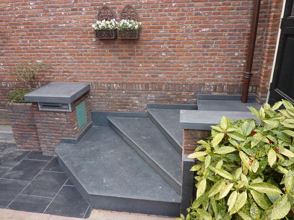 BasTegel's tweet photo. wij plaatsen vloeren en badkamers maar ook natuursteen buiten zoals trappen.... http://t.co/uWknMFWP