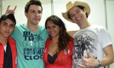 Carolliineee's tweet photo. no melhor show de sexta com @pedrohenriqueef @PHeFernando eu e meu IRMAOZINHOO xato @thyaguinxD http://t.co/gLg90bDG