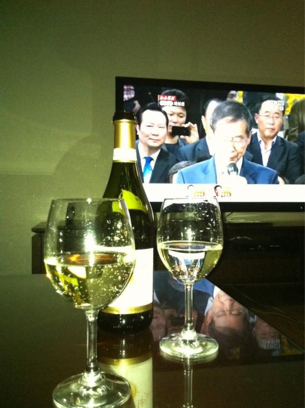 limeade1222's tweet photo. 회식자리서 꽐롸되어와서 오밤중에 서울광장 가자고 땡깡부리는 남편 겨우 진정시켜서 샴페인 축배를,,, http://t.co/FjIf4pib