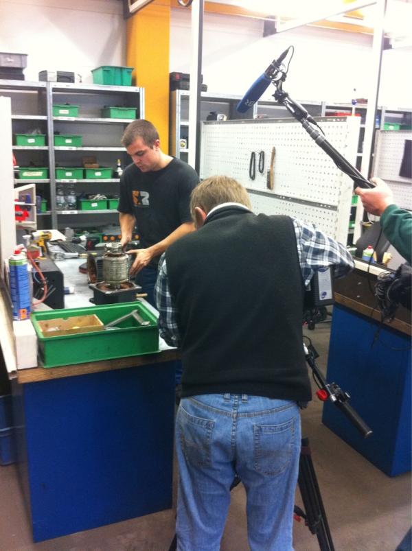 BM_Services's tweet photo. BR Alpha dreht im Baumueller Reparaturwerk zum Ausbildungsberuf "Elektroniker/in Maschinen und Antriebstechnik". http://t.co/6ckmXTuM