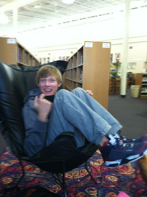 Hayjay93's tweet image. #studychairs! @melbz3