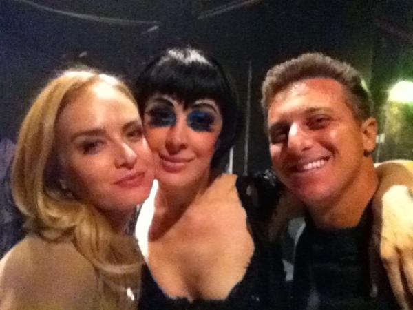 LucianoHuck's tweet photo. Na foto: eu, @angelicaksy e Claudia Raia. Ontem na coxia do teatro, dps do espetáculo. Adoramos Cabaret. Vale a pena. http://t.co/r632XPGT