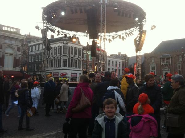 DerkPas's tweet photo. We rukken op! Honkbal minnend Nederland 'neemt' de Grote Markt van Haarlem. Zo ook Sem... http://t.co/GOyYJNxp
