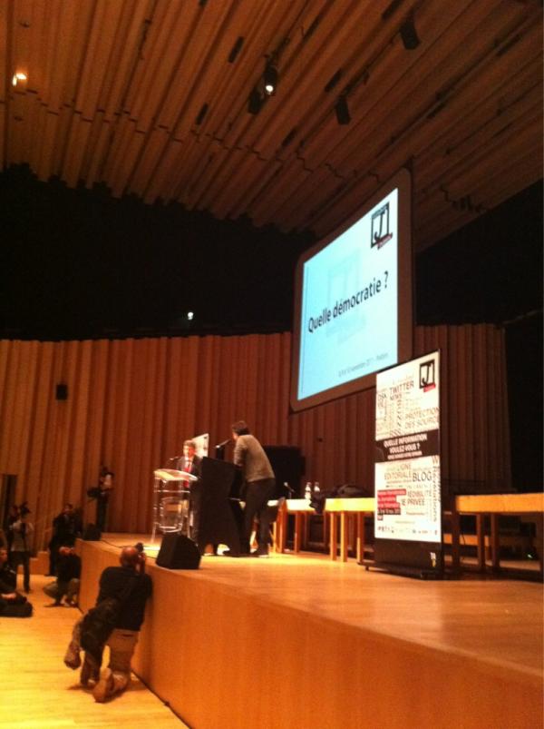 misspress's tweet photo. Jean Luc Mélenchon devant une centaine de journalistes. Etrangement, je sens qu'il va rester calme #assisesj http://t.co/OoAmH2KD
