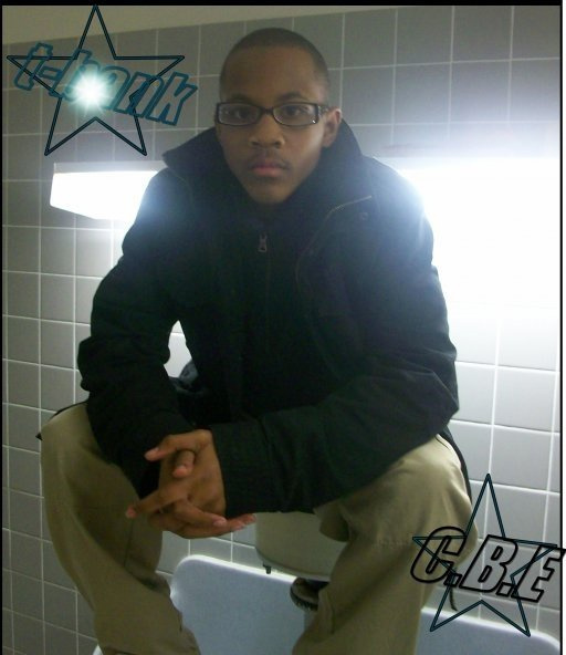 gwhites_chuurch's tweet image. lil bro got his ass bagged #foolass