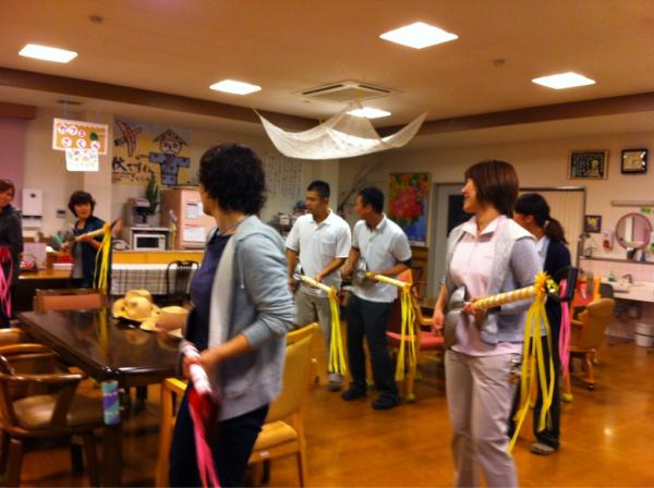 mi_little's tweet photo. 残業なう。スコップ三味線練習！ http://t.co/QG2a49zN