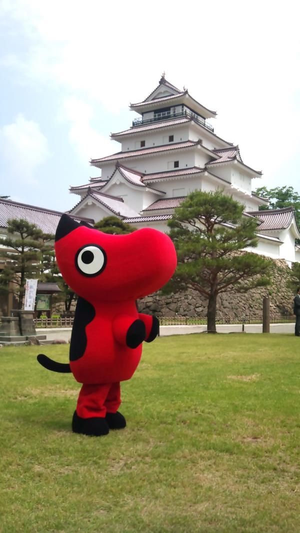 oconomix's tweet image. 【あと9日】先ほどご紹介した「赤べい」の写真です。「会津若松市風評対策キャラバン隊」と一緒に全国行脚中。17.18日薬師あいロード商店街で会えますよ～ 　#eng3