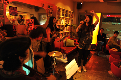 RhythmCafeTokyo's tweet photo. 今夜8-11pm Jazz&Funk Live@RhythmCafe
vocal MITSUKOandMore.EntranceFree!
パワフルな女性ボーカルのとても楽しいライブです!入場無料！どなたでもお気軽にお立ち寄りください http://t.co/NIiZfpxw
