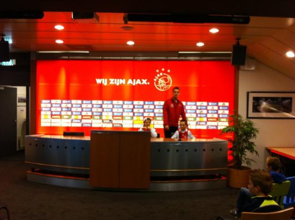Ben de Boer geeft een persconferentie in het #ajax stadion. <a href="/Ajax/">Ajax</a> kids Worldtour.