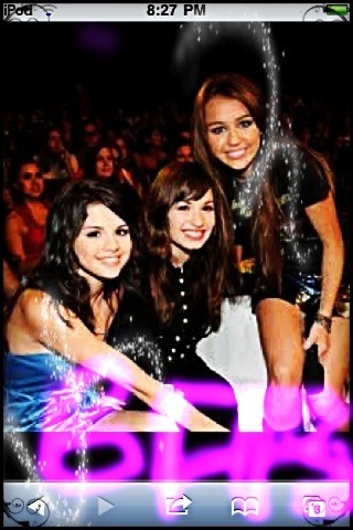 AshleyMustachio's tweet photo. @WorldDemiLovato I just thought u might like this pic :3
I love it <3 all the BFFs http://t.co/kZLY9grd