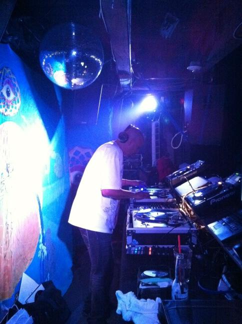 renegaderhythms's tweet photo. @orlandovoorn beating it for the first time in Portland.  #portlandtechno #pdxevents #detroittechno http://t.co/d1khqoet