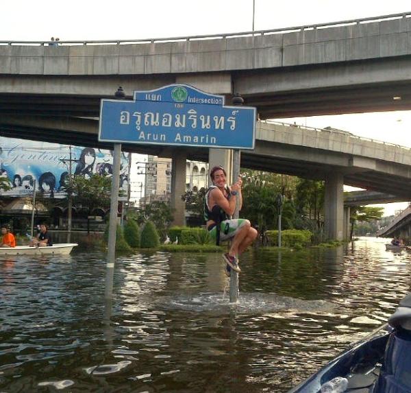 Talks2U's tweet photo. RT @jjetrin: แยก อรุณอัมรินทร์ #FloodFlight #คลายเครียด http://t.co/eqfN7UnE