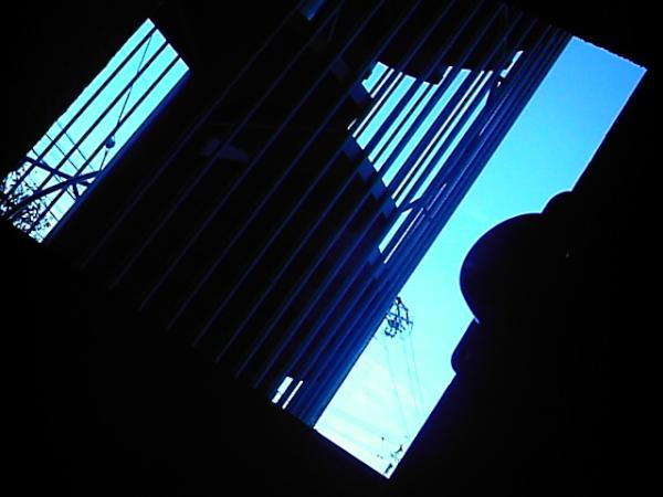 photo_a's tweet photo. アングル謎（笑）青のグラデーション。手前の凸はドアのとって。 http://t.co/WUlTQqSO