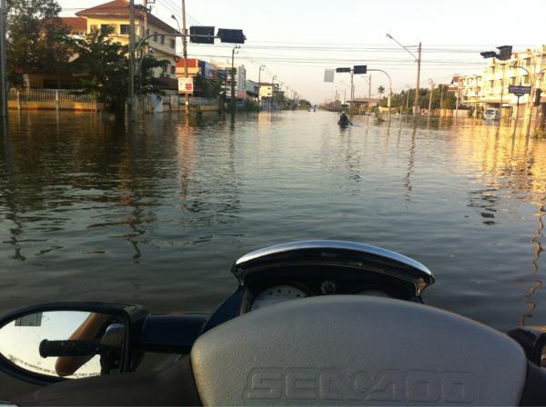 488mt's tweet photo. เจตรินมุ่งพุทธมณฑล 3 ท่วมตลอดสาย #FloodFlight http://t.co/h6OIQfZt