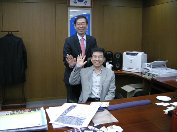 wegotosea's tweet image. 선거캠프에서 함께 했던 우리팀이 박원순 시장의 초청으로 서울시장실을 방문했습니다. 시장 자리에 앉아도 보고..하극상인가^^ㅎ..시민과 소통하는 따뜻한 시장으로 계속 활동하시길 기대합니다~