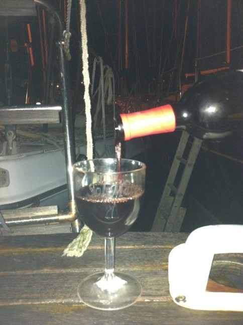 Aaahhh a nice glass of wine after a long days work! Lol http://t.co/Y4vqzCDk