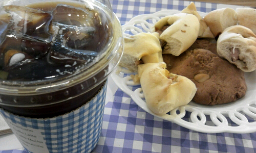 hyedini's tweet photo. @SmoothieKing_kr 제가 오늘 먹은 아이스아메리카노랑 맛있는 프레즐이랑 마카다미아쿠키에요!!! ♥♥♥ 완죤 맛있었음!!!!!!!!!! http://t.co/ZfsEhoj5