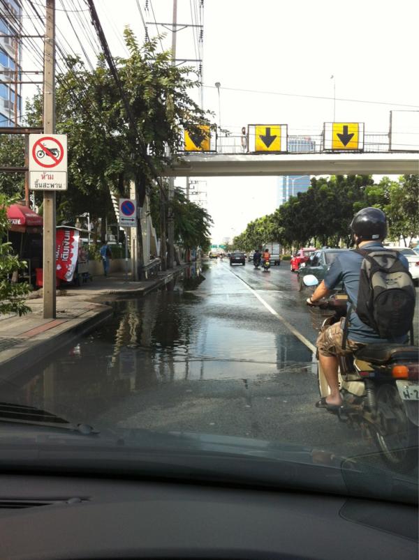 RT <a href="/KaN_JiRaSoOk/">Kan Jirasook</a>: 1700น. น้ำเอ่อมาตามท่อใกล้คลองบางซื่อบนถนนรัชดาภิเษกแถวโรงแรมเจ้าพระยาปาร์ค