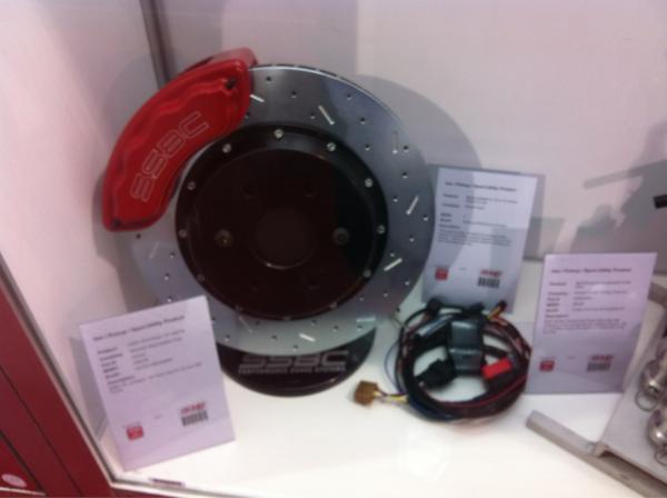 FJ40Driver's tweet photo. #SEMA  SSBC 8 piston 15" rotor kit for GM 1/2 tons   I need this! http://t.co/HXMFQQpa
