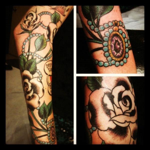 TalerNicols's tweet photo. Just did a sweet tattoo on @britvicious http://t.co/nXvU9u72