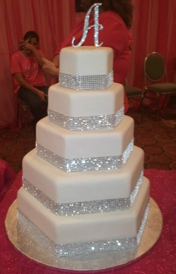 This cake is for those who love bling. Can you believe these diamonds are edible!