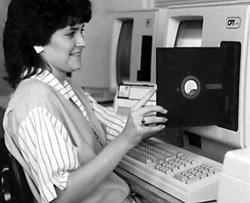 bolidomx's tweet image. #Sabianque el floppy inventado en 1976 con capacidad de 500 #kilobytes tenia el mismo tamaño de una #tablet media 8”